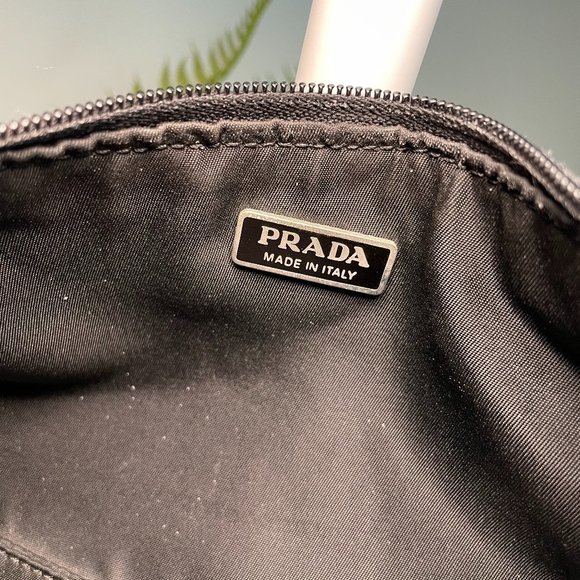 Prada Vintage Tessuto Sport Nylon Bag in Nero (MV515) - Picture 3 of 11